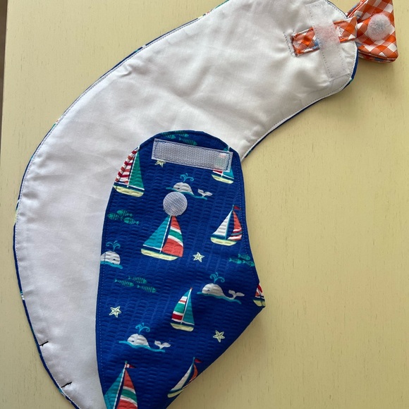 BOWTIE CAPES - Picture 5 of 6